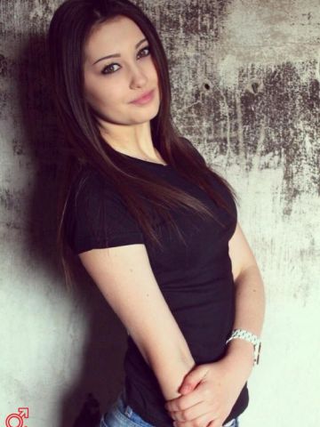 Алиса Игривая Брюнетка